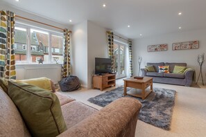 The Moorings, Wells-next-the-Sea: Large sitting room with Juliet balcony