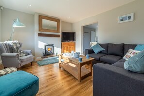 Seashells, Wells-next-the-Sea: Sitting room with comfortable seating