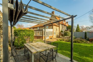 The Old Dairy, Great Bircham: Fully enclosed garden with dining area