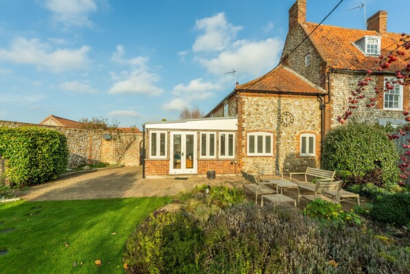The Old Dairy, Great Bircham: Idyllically situated overlooking the village duck pond