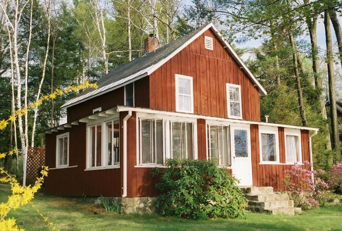 Vacationer’s oasis on the waterfront of picturesque Pearly Pond.