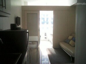 Condo for rent, Sea Residences, MOA