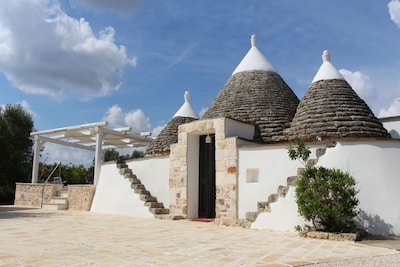 Trullo histórico en el campo pero cerca de las playas de arena.