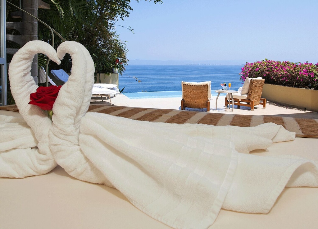 heart-shaped towels with rose and beach view