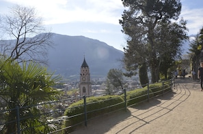 Der bekannte Tappeinerweg mit Blick auf Meran