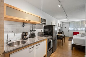 Fully Equipped Kitchen and Living Room - Short Term Apartment Atlanta - Chic Premium Studios On 25th