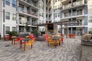 Courtyard with Grill and Fire-pit - Short Term Rentals Atlanta - Spectacular Suites