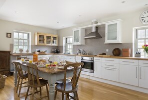 Ground floor: Fully equipped dining kitchen
