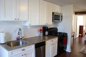 Brand new kitchen, granite counters, stainless appliances