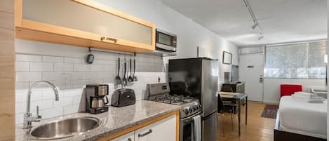 Fully Equipped Kitchen and Living Room - Short Term Apartment Atlanta - Chic Premium Studios On 25th