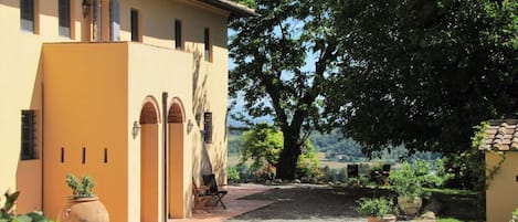 This is how the house looks from the outside, a typical Tuscan farmhouse