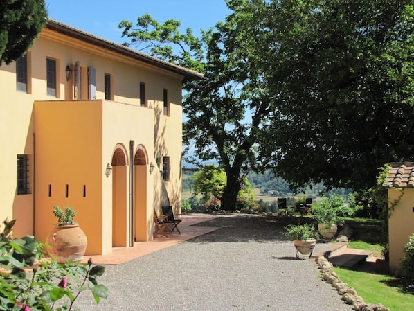 This is how the house looks from the outside, a typical Tuscan farmhouse
