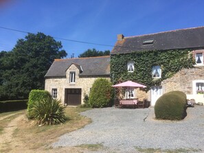 Laurel Cottage with attached Games Barn