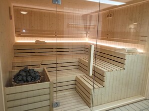 Sauna. Offen nur in Hauptsaison am Mo, Mi, Fr abends