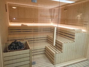 Sauna. Offen nur in Hauptsaison am Mo, Mi, Fr abends