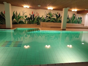 Hallenbad. Offen nur in Hauptsaison