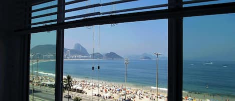 vue sur la plage et le pain de sucre / view of the beach and Sugar Loaf