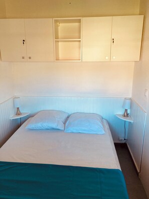 Petite chambre 1 lit 140x190 cm