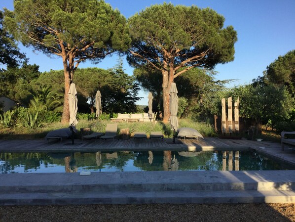Pool avec salon de jardin