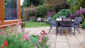 Patio, Kingfisher Cottage, Bolthole Retreats