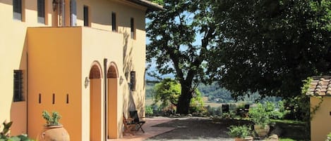The house front, a typical Tuscan farmhouse