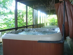 covered Jaccuzi J-480 Hottub