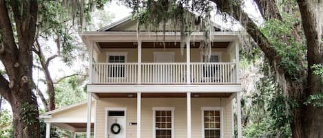 Lake Morton Colonial on historic brick road