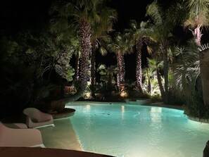piscine au centre d'une palmeraie