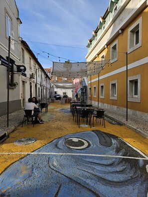 Rue historique avec art urbain et cafés en plein air