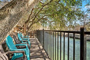 Haus on the Rapids*Comal Riverfront*Accommodates 14*2 blocks to Downtown NBTX