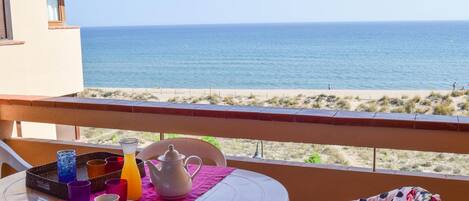 Front Beach Apartment With Spectacular Sea Views. 2 Bedrooms, 1 Bathroom