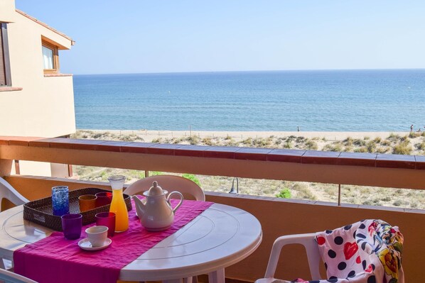 Front Beach Apartment With Spectacular Sea Views. 2 Bedrooms, 1 Bathroom