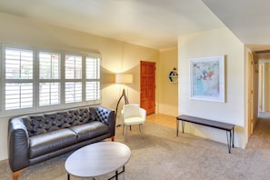 Living Room | Free WiFi | Smart TV | A/C | Gas Fireplace