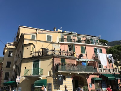 Horizon over the sea, in the center of the 5 Terre