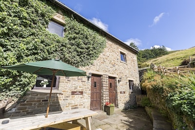 Charming Cottage with Peak District views and Indoor heated swimming pool
