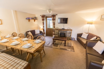 Charming Cottage with Peak District views and Indoor heated swimming pool