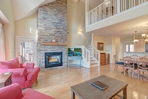 Open Floor Plan--- Kitchen/Dining/Living Rooms