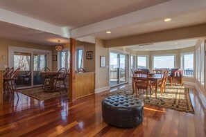 Breakfast nook and dining for 8