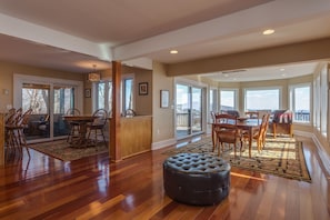 Breakfast nook and dining for 8