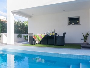 Furnished terrace and pool