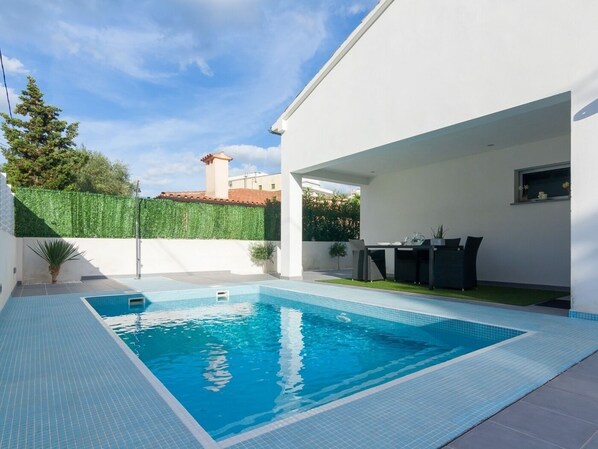 Furnished terrace and pool