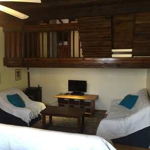 Colombard Sitting Room with DVD Player and Screen 