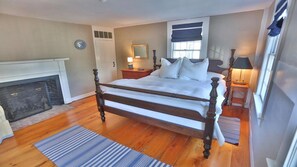 Second master/king bed with it's own bathroom