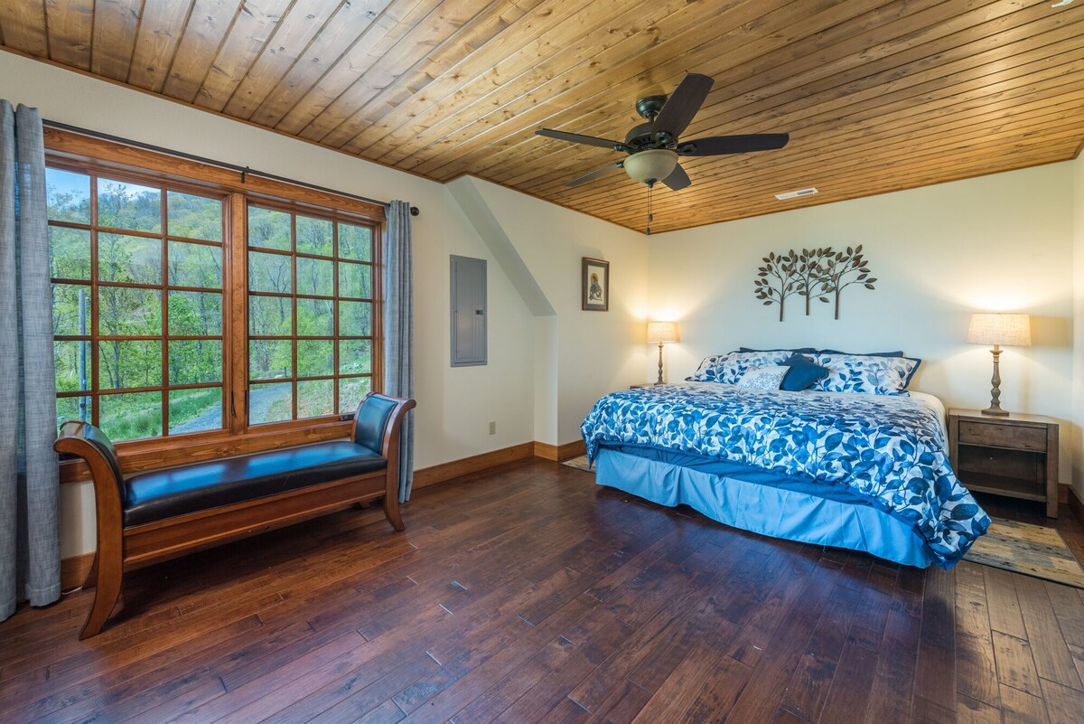 Breathtaking Mtn views! Scenic Cabin, Fire-Pit, Wi-Fi, Gas Logs, Private, Grill