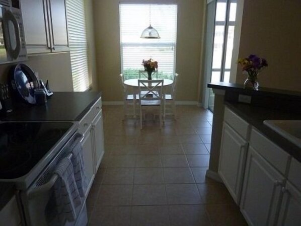 eat in kitchen, fully equipped