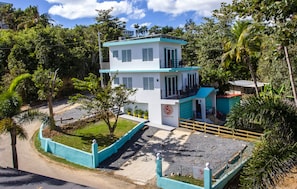 Vista frontal de la propiedad