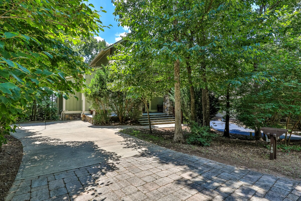 ELK HORN | Charming MOUNTAIN Lodge with COZY Fireplace & Amenities in Fantastic Location !