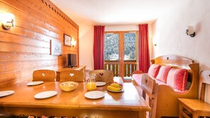 Warm up in the cozy living space with your loved ones after an exciting day on the slopes