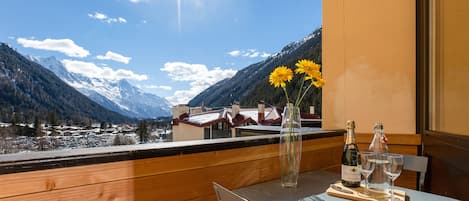 Sonniger und ruhiger Balkon mit fantastischem Blick auf den Mont Blanc