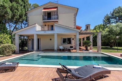 Spacious Private Luxury Villa near Barcelona Castle&Wine zone